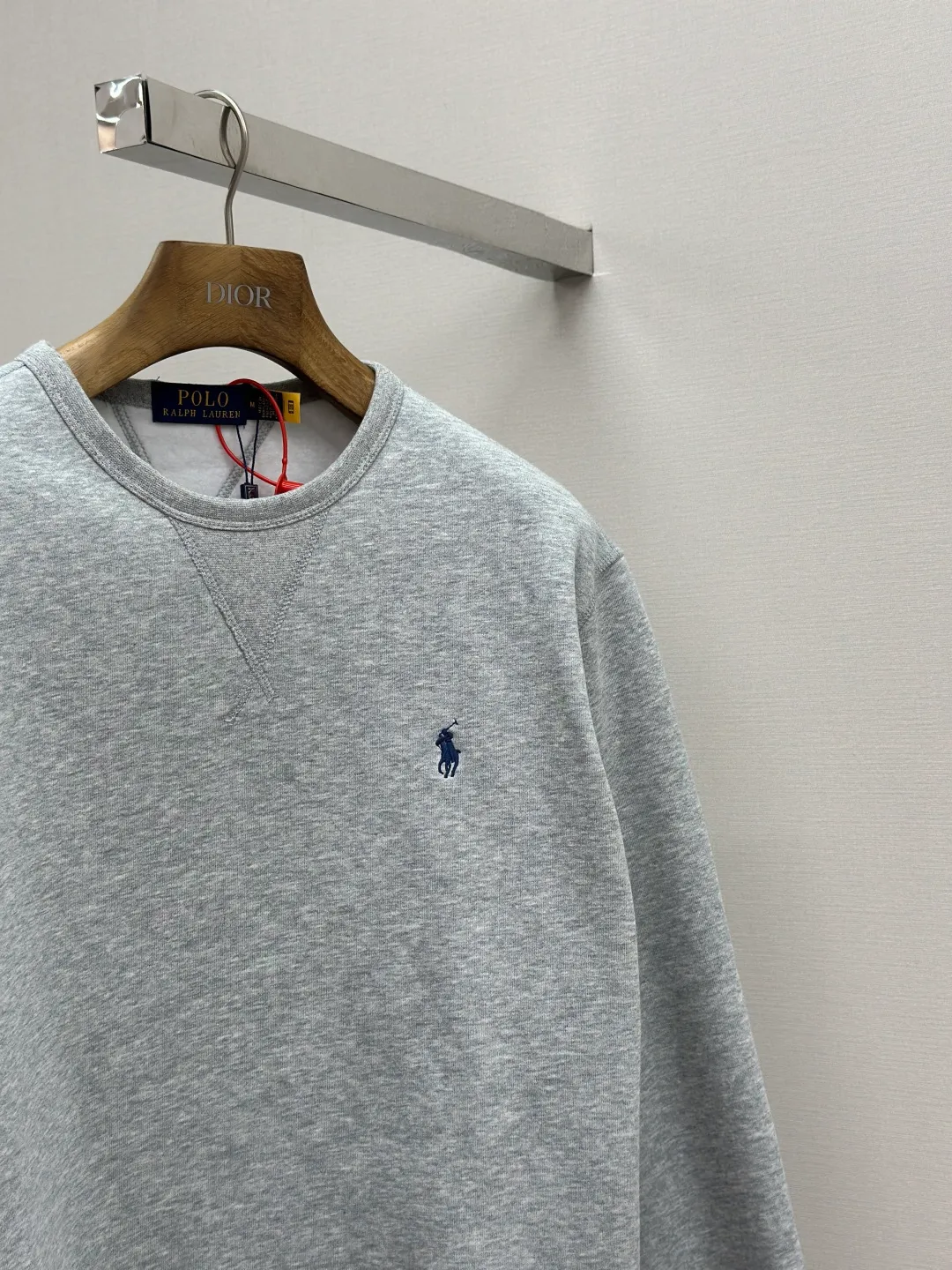 P290 [Same-origin fabric, exclusive new style, first choice for old money] Ralph Laure Ralph Lauren embroidered long-sleeved sweatshirt is made of cotton blended fabric, which is soft and tough to the touch. It has been finely spun and pre-shrunk, making it comfortable to the touch and not easy to deform. You don’t have to worry about shrinkage or pilling for daily wear and washing, and the texture is stable and online! The pony embroidery on the chest, despite the small size, has fine stitches and every stitch is perfectly stitched. The embroidery thread is pure in color and high in fastness. It is simple and high-end, highlighting the brand's iconic exquisite craftsmanship! The neckline is a classic round neck design, with an exquisite small V-shaped splicing design at the bottom. The workmanship is particularly neat, and the stitching in the circle is straight and even, without any distortion. It will not become loose and deformed after being worn for a long time. It fits the neck without being tight, and it is full of comfort! Scan the QR code on the label to enter the official website directly! It’s like adding an “identity pass” to clothes, and the quality is directly visualized ‼ ️ Size: S-XL